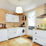 Σπίτι διακοπών 2 Bedroom Lovely In *
