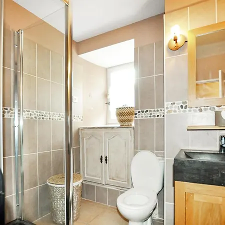 2 Bedroom Lovely In Saint-Jean-du-Bruel